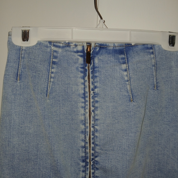 Stradivarius Light Blue Denim Skirt Back Zip Below Knee Tight Fitting Sz: 4 - Picture 5 of 9